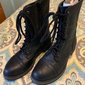 So Black Leather Boots, Sz 7.  Worm once.  EUC